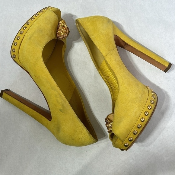 Alexander McQueen yellow suede peep toe heels embellished gold skull women’s 38 - Picture 4 of 13